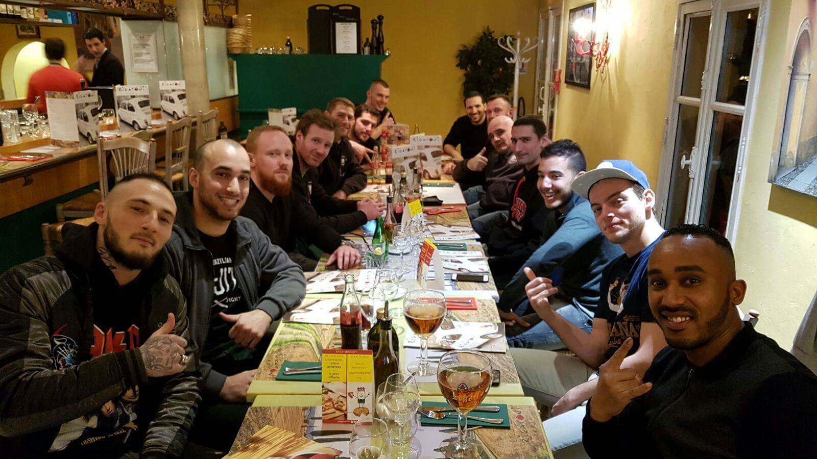 A table en groupe au restaurant après une compétition